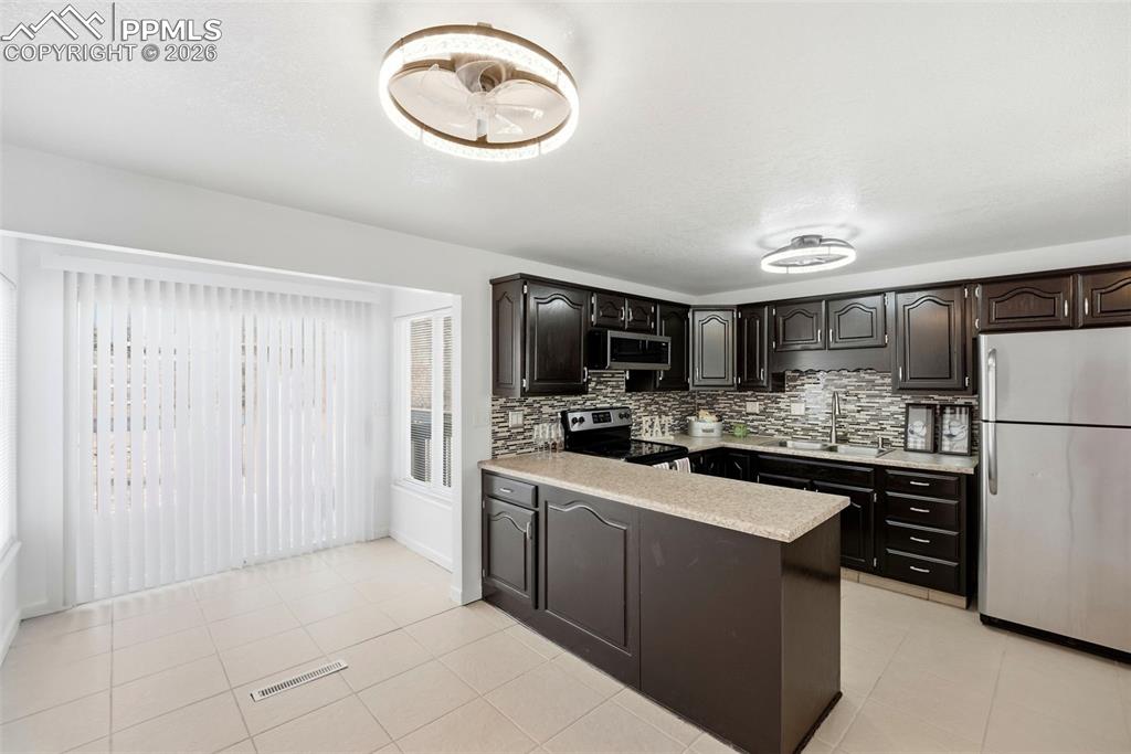 Image 13 of 45: Kitchen