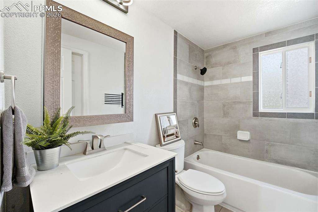 Image 21 of 45: primary bath