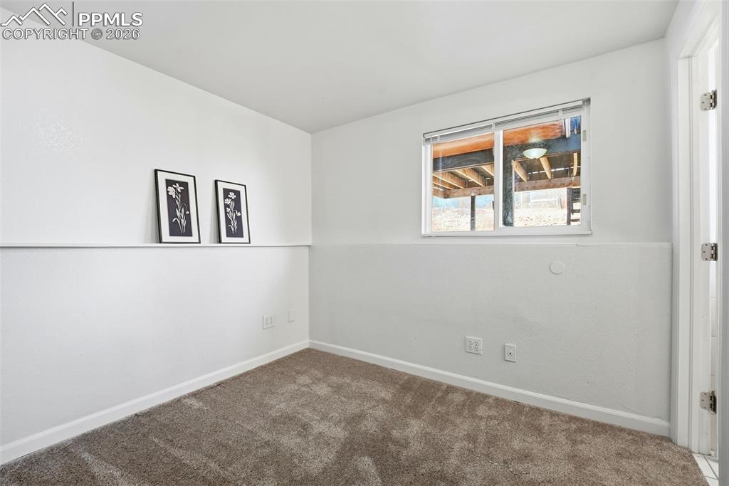 Image 31 of 45: Bedroom