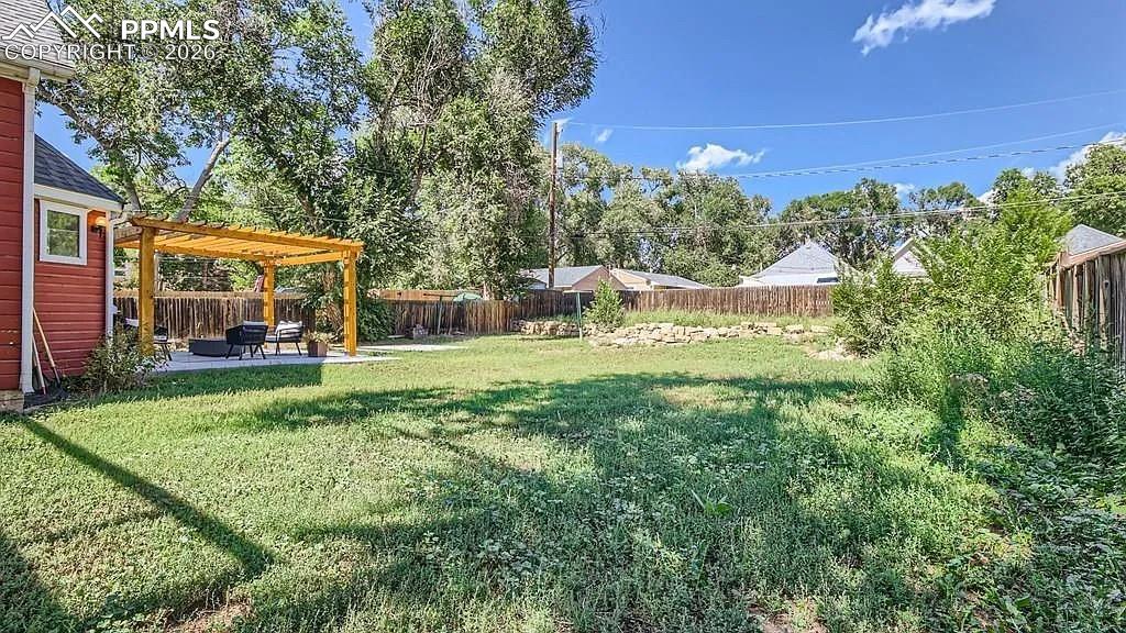 Image 17 of 18: Yard