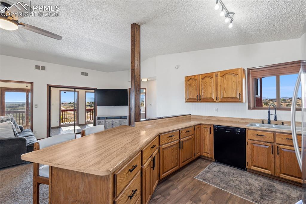 Image 10 of 50: Kitchen