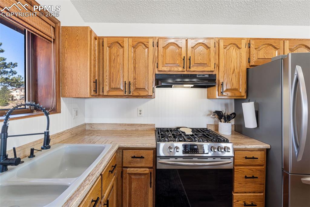 Image 12 of 50: Kitchen