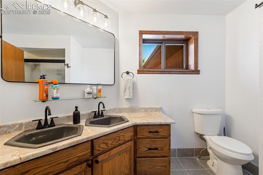 Image 18 of 50: Bathroom