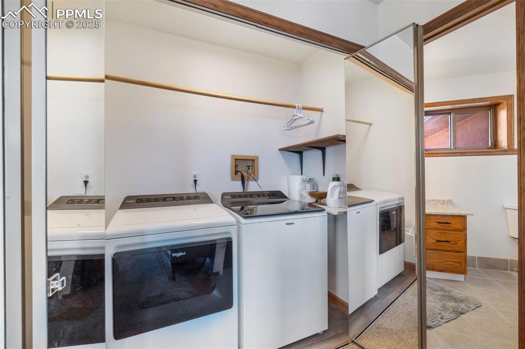 Image 21 of 50: Laundry