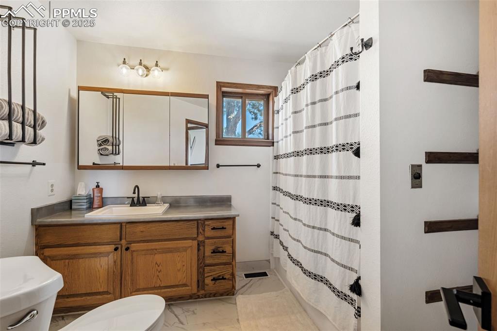 Image 28 of 50: Bathroom