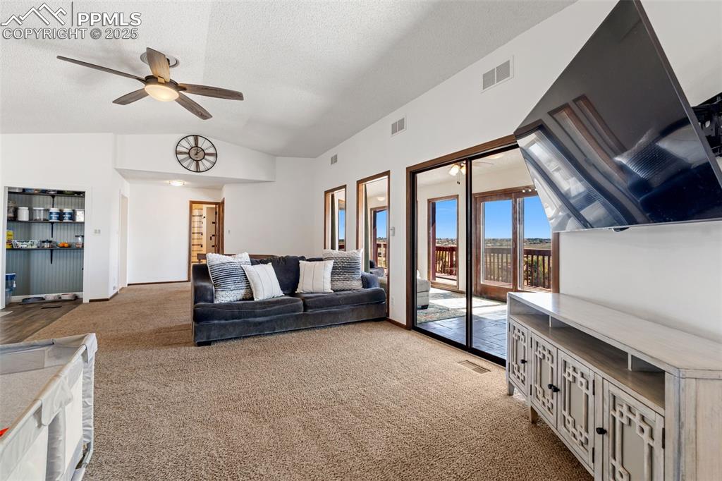 Image 7 of 50: Living Room