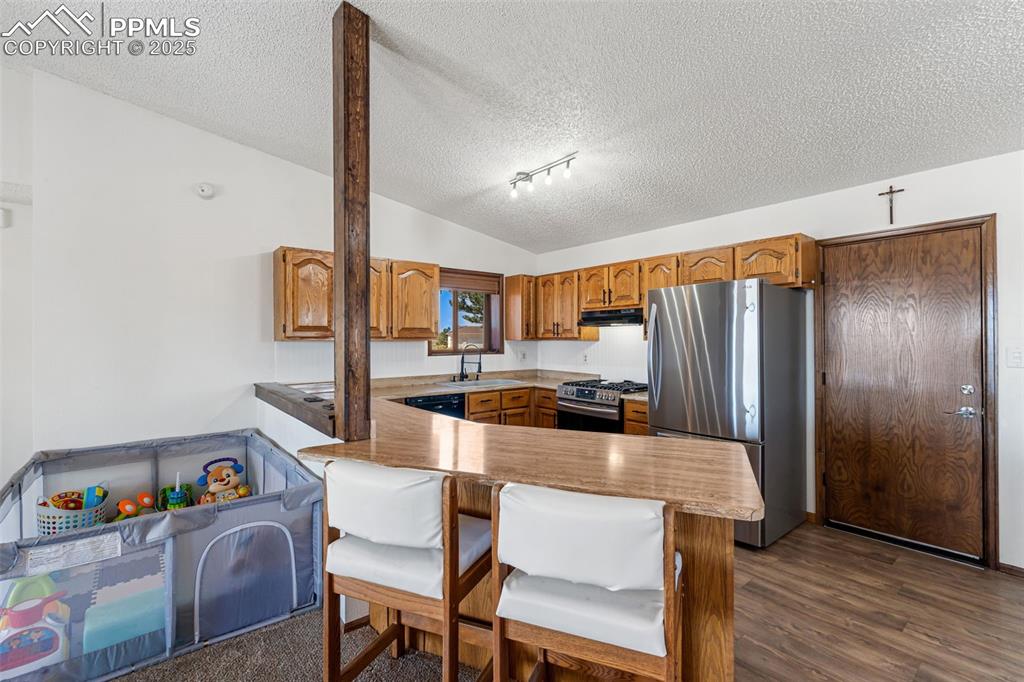 Image 9 of 50: Kitchen