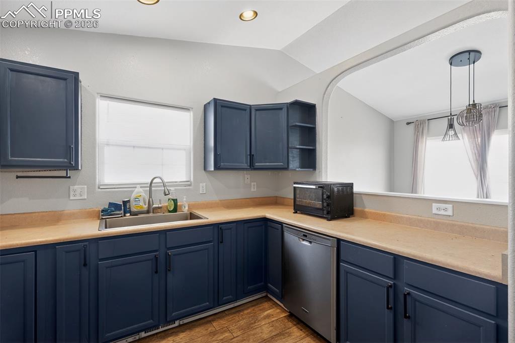 Image 9 of 24: Kitchen