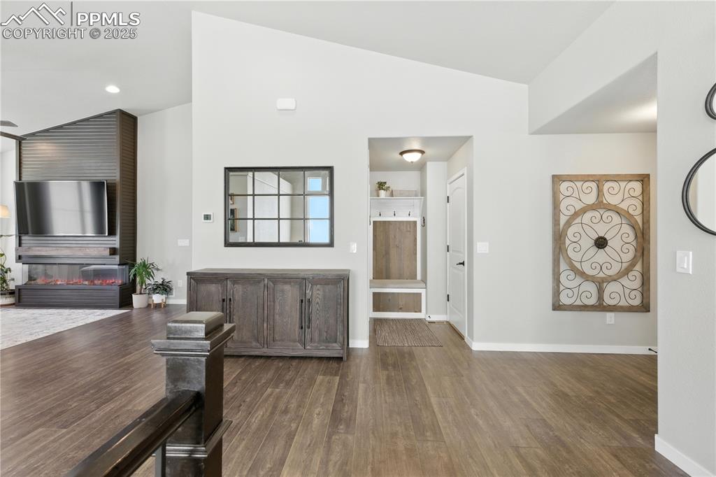 Image 4 of 40: Large entry and hallway space