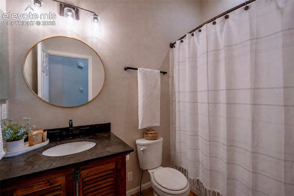 Image 23 of 28: Bathroom