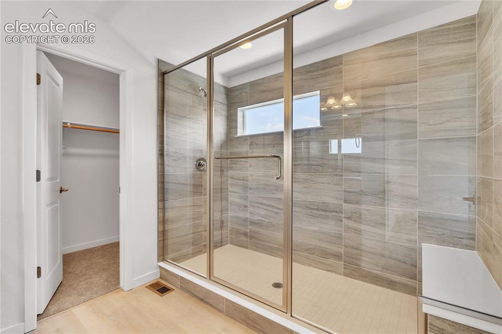 Image 20 of 21: Bathroom