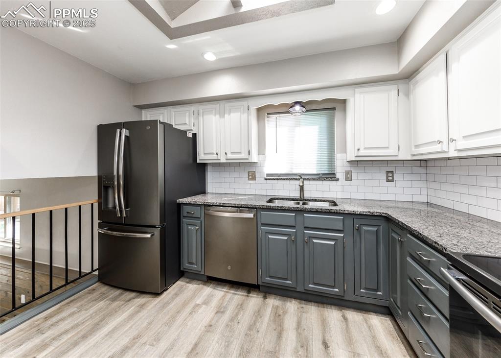 Image 10 of 50: 10x11 Kitchen features Granite Countertop, Stainless Steel Sink with Dispos