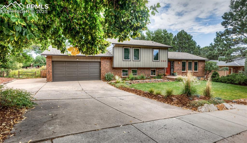 Image 2 of 50: 4 Bedroom, 3 Bathroom, 10,303 Sq.Ft. Lot