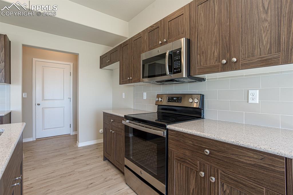 Image 9 of 25: *Photos of previously completed inventory home of same floor plan. Selectio