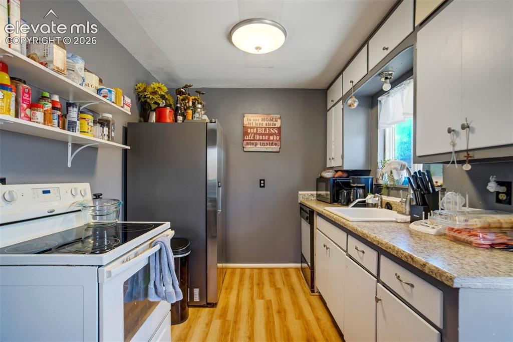 Image 12 of 39: Kitchen