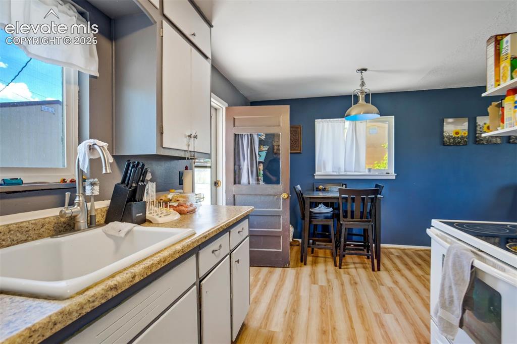 Image 13 of 39: Kitchen