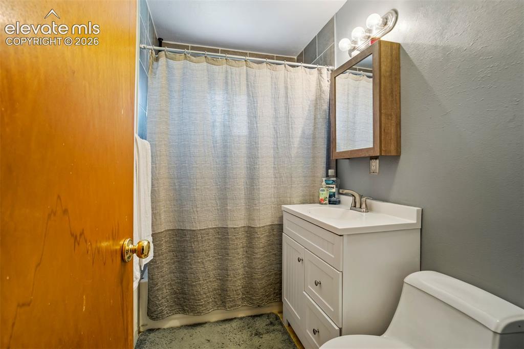 Image 20 of 39: Bathroom