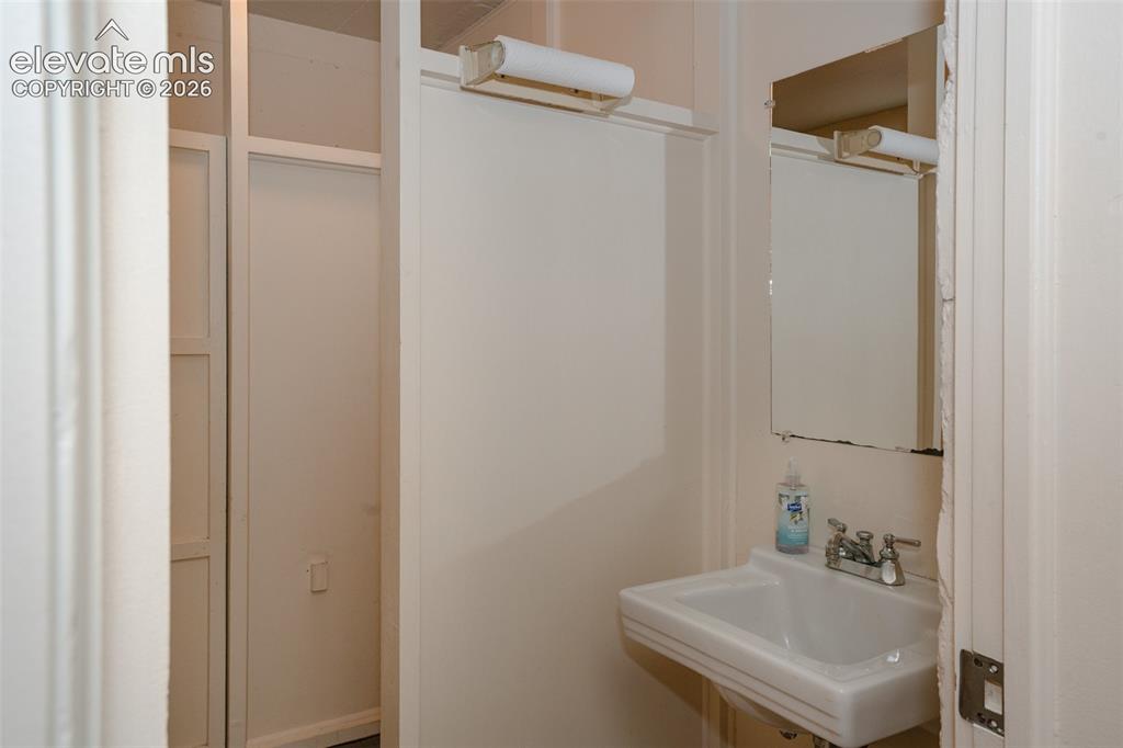 Image 22 of 28: Bathroom