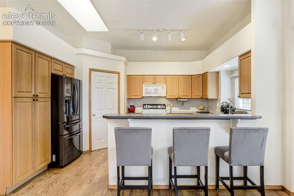 Image 16 of 50: Kitchen