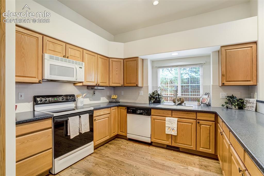 Image 17 of 50: Kitchen