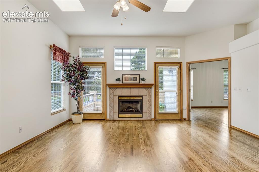 Image 7 of 50: Living Room