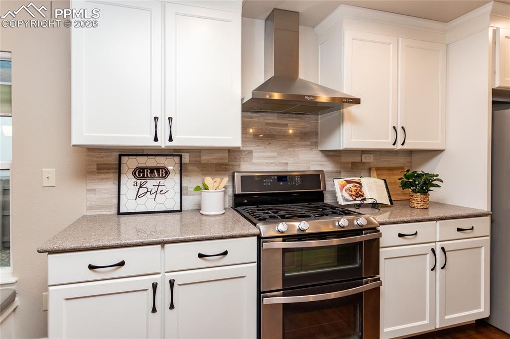 Image 12 of 50: Kitchen