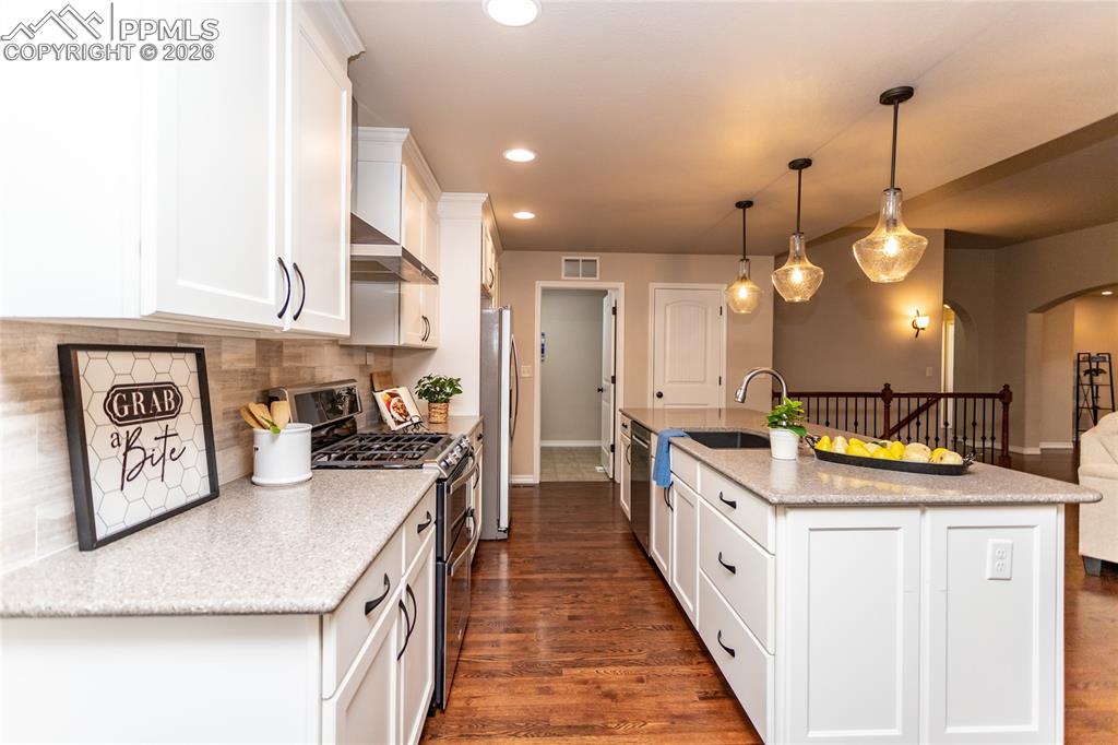 Image 14 of 50: Kitchen