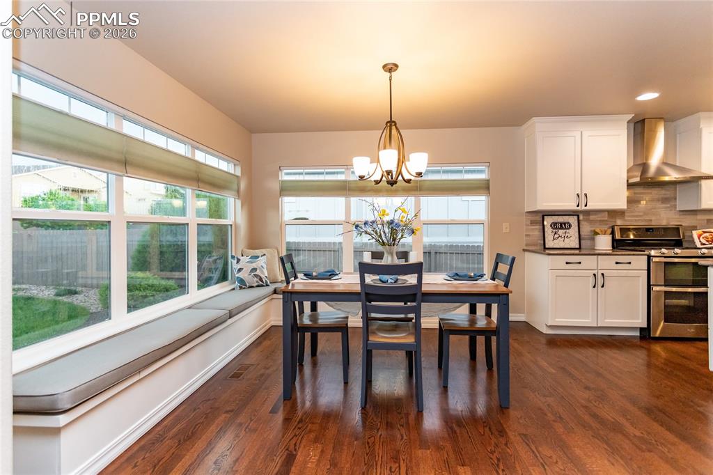 Image 15 of 50: Dining Area