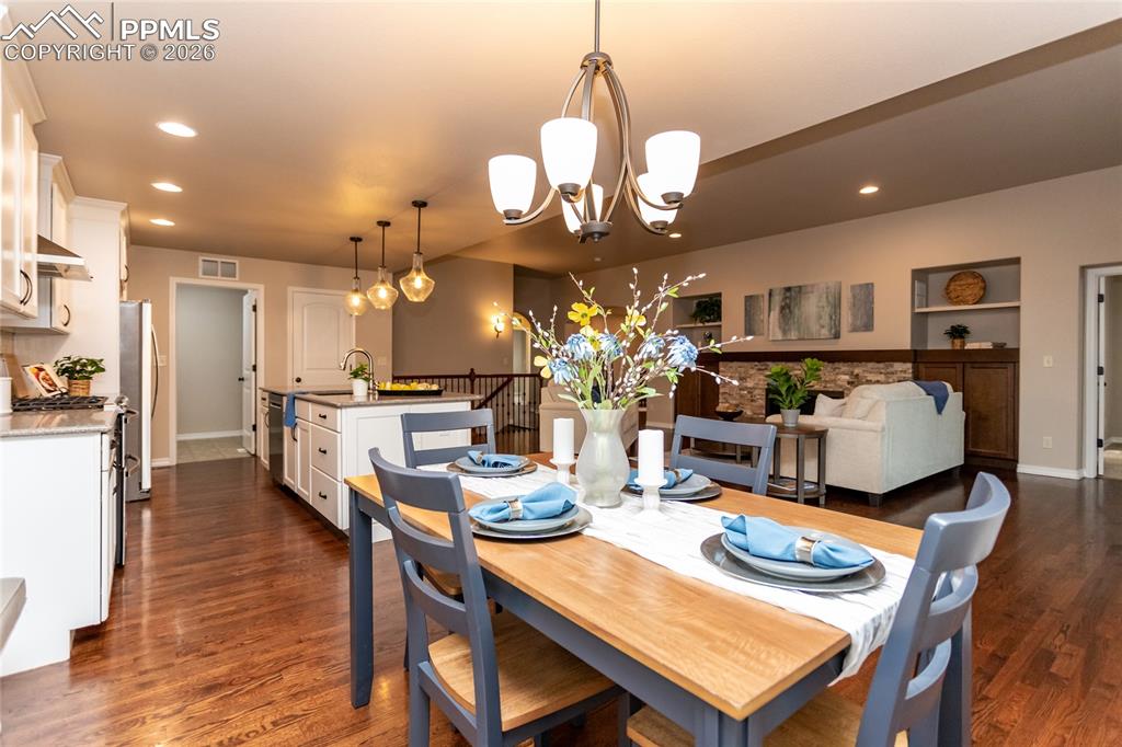 Image 17 of 50: Dining Area