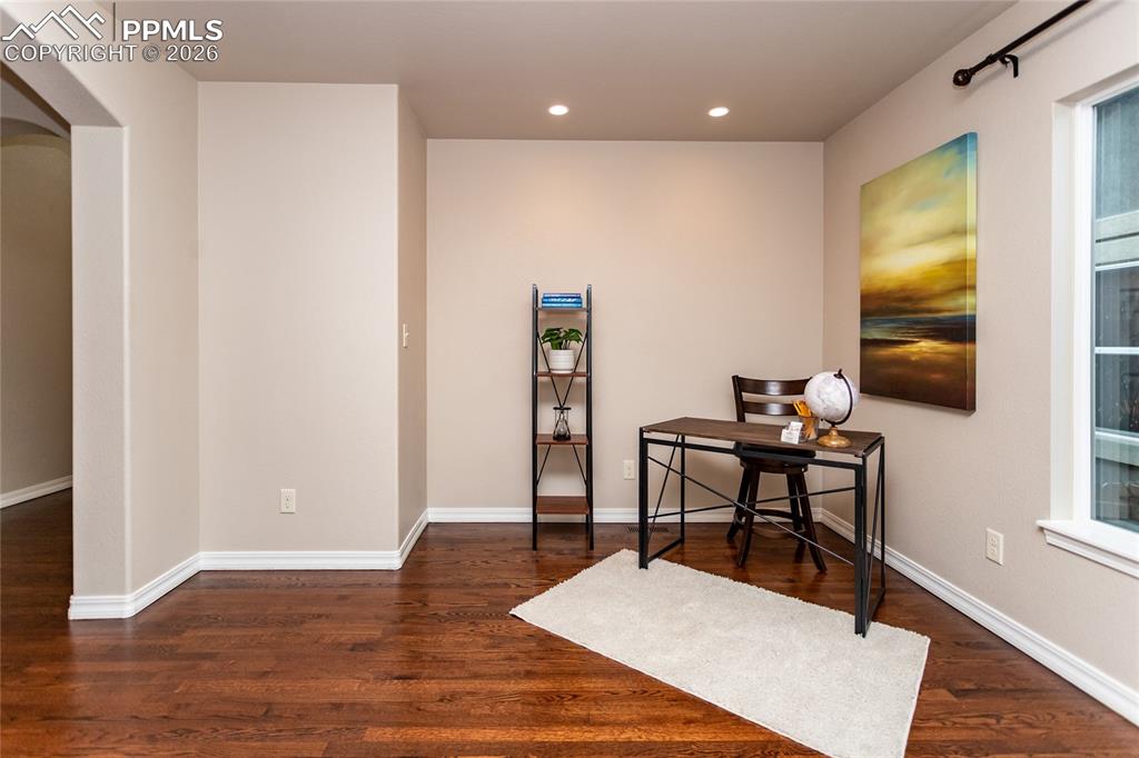 Image 18 of 50: Office