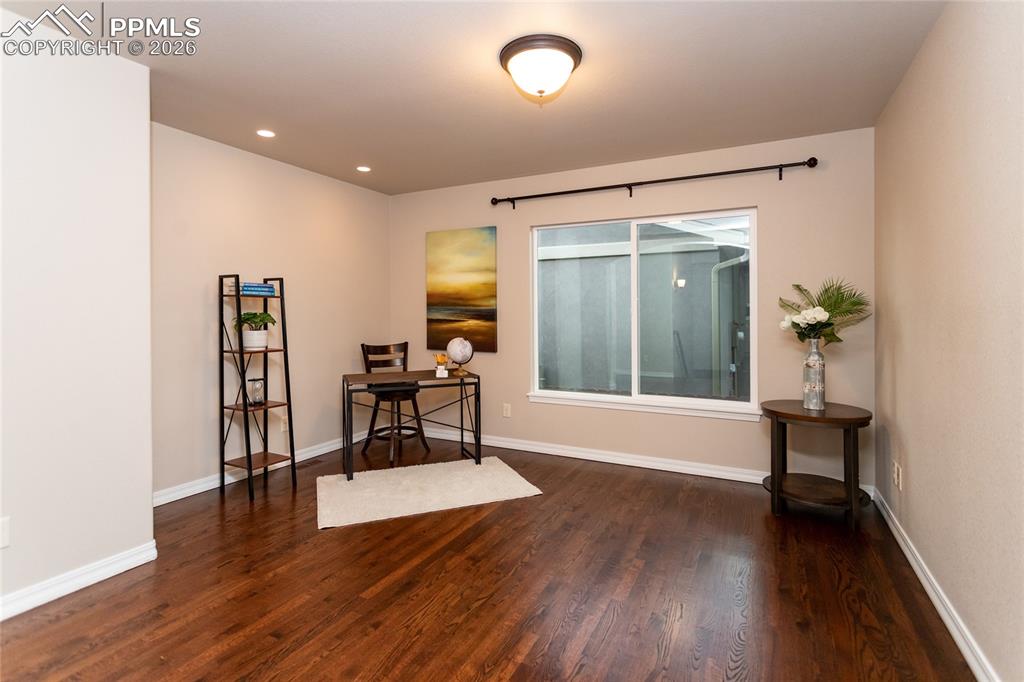 Image 19 of 50: Office