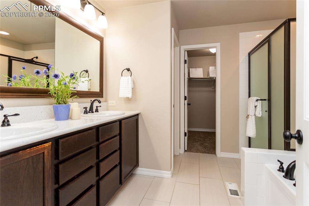 Image 23 of 50: Bathroom