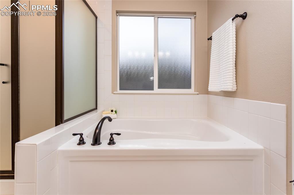 Image 26 of 50: Bathroom