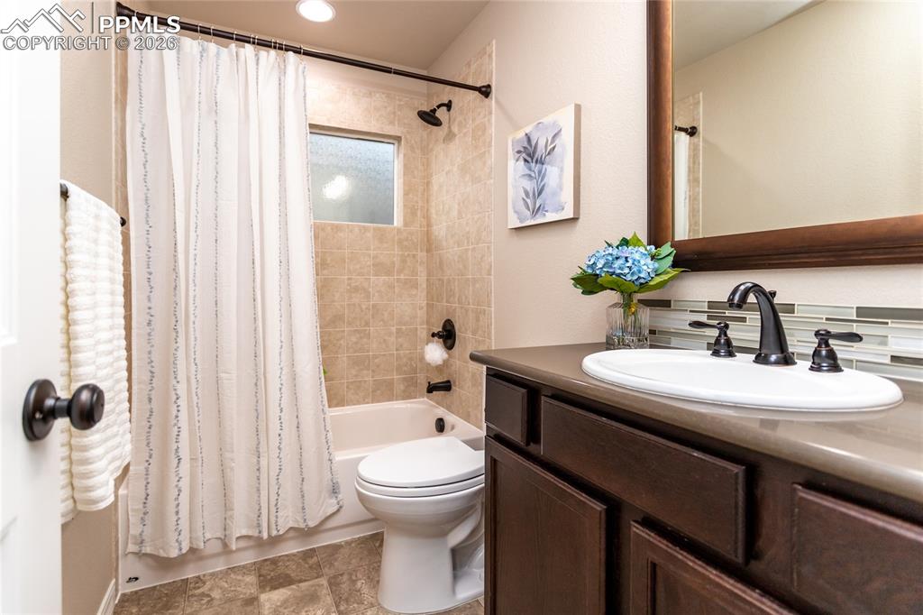 Image 29 of 50: Bathroom