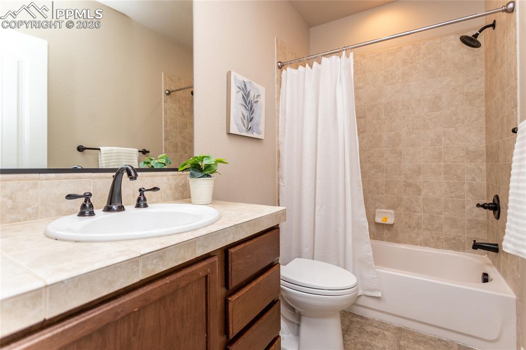 Image 37 of 50: Bathroom