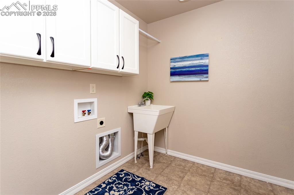 Image 40 of 50: Laundry