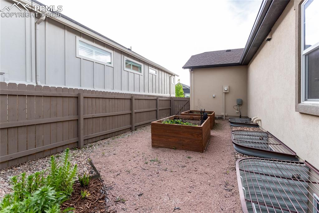 Image 47 of 50: Yard