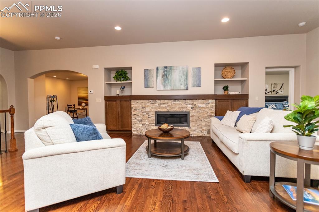 Image 5 of 50: Living Room