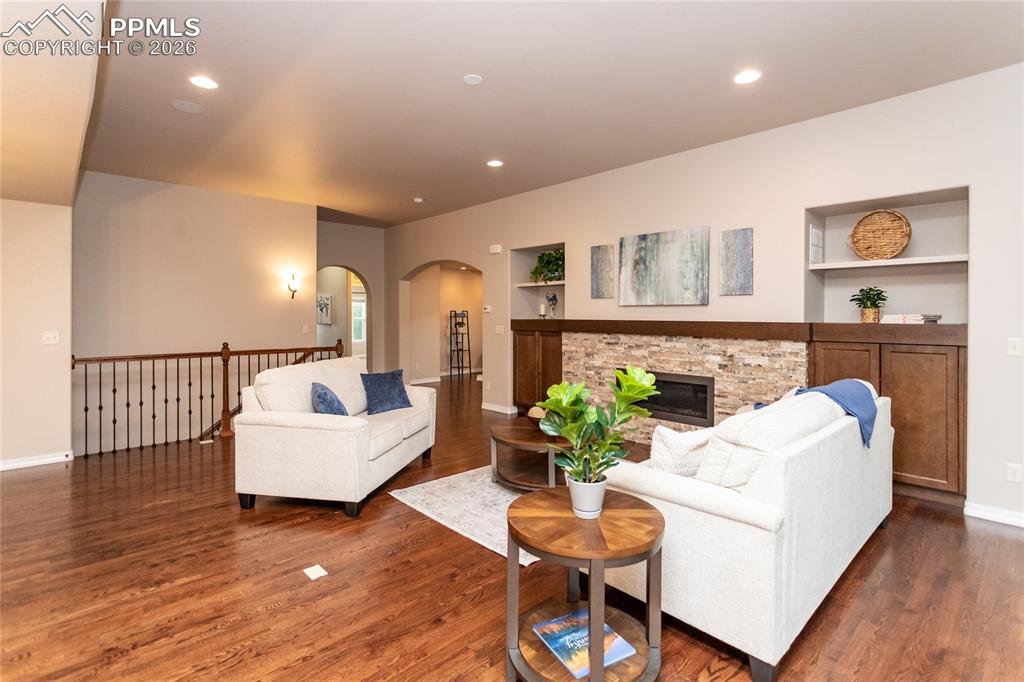 Image 6 of 50: Living Room