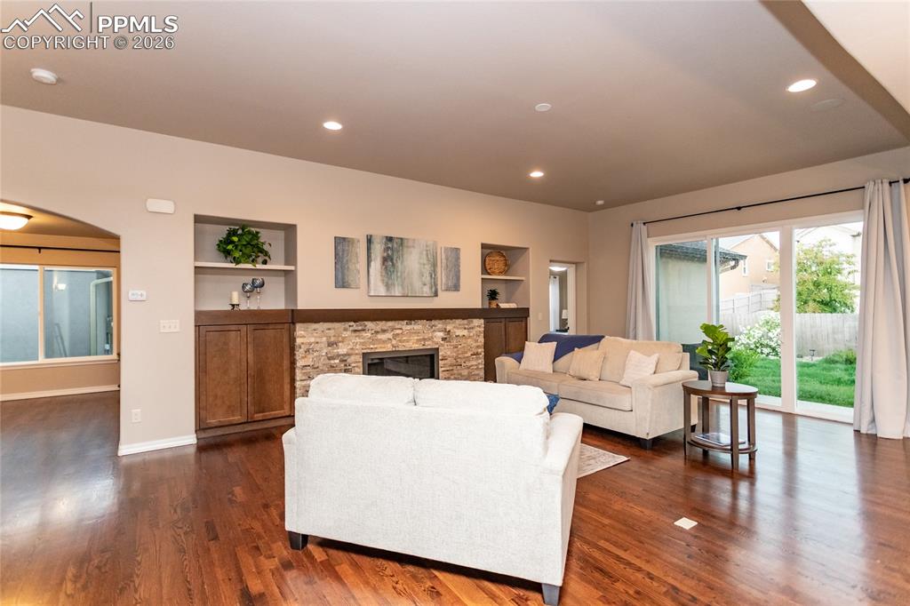 Image 8 of 50: Living Room