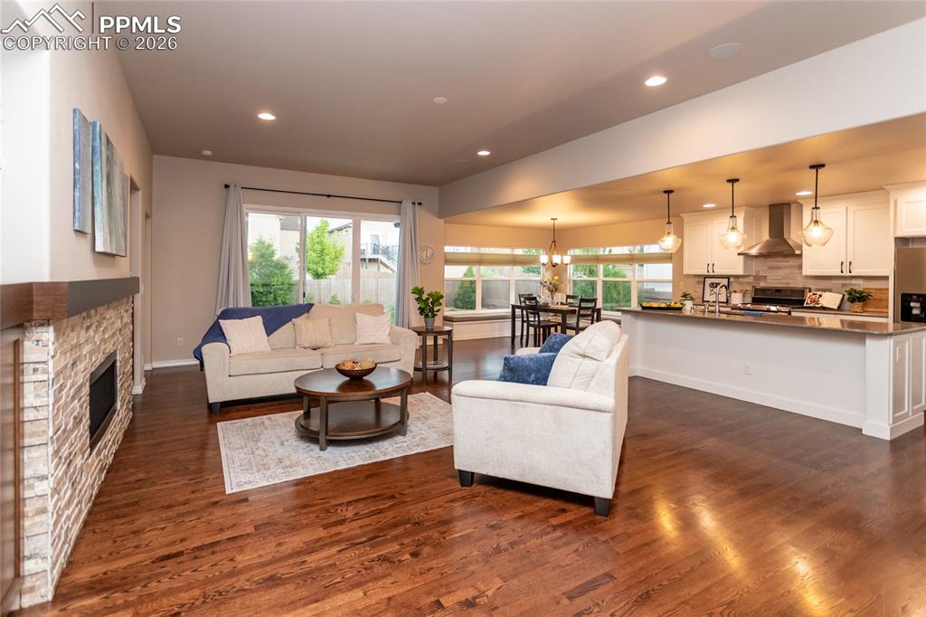 Image 9 of 50: Living Room