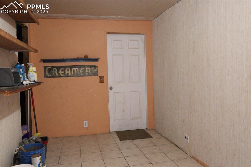 Image 18 of 29: Entry way to North side home