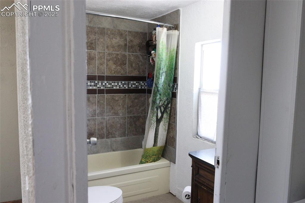 Image 5 of 29: South side home full bath