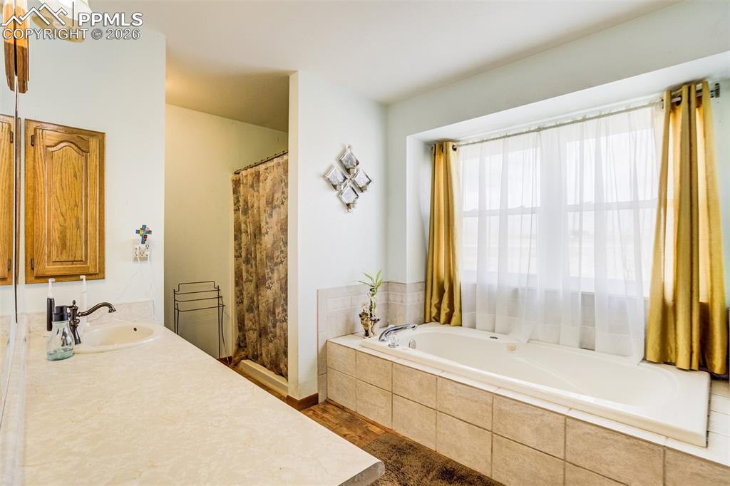 Image 12 of 44: Bathroom