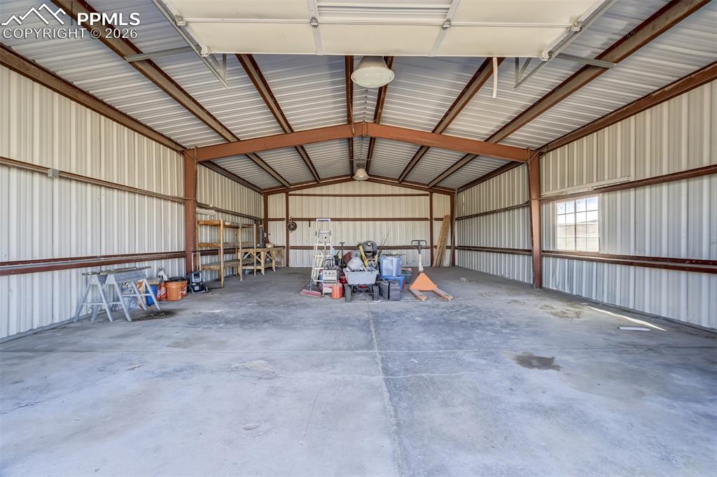 Image 34 of 44: Garage