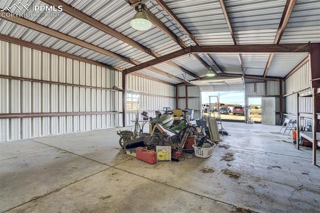 Image 35 of 44: Garage