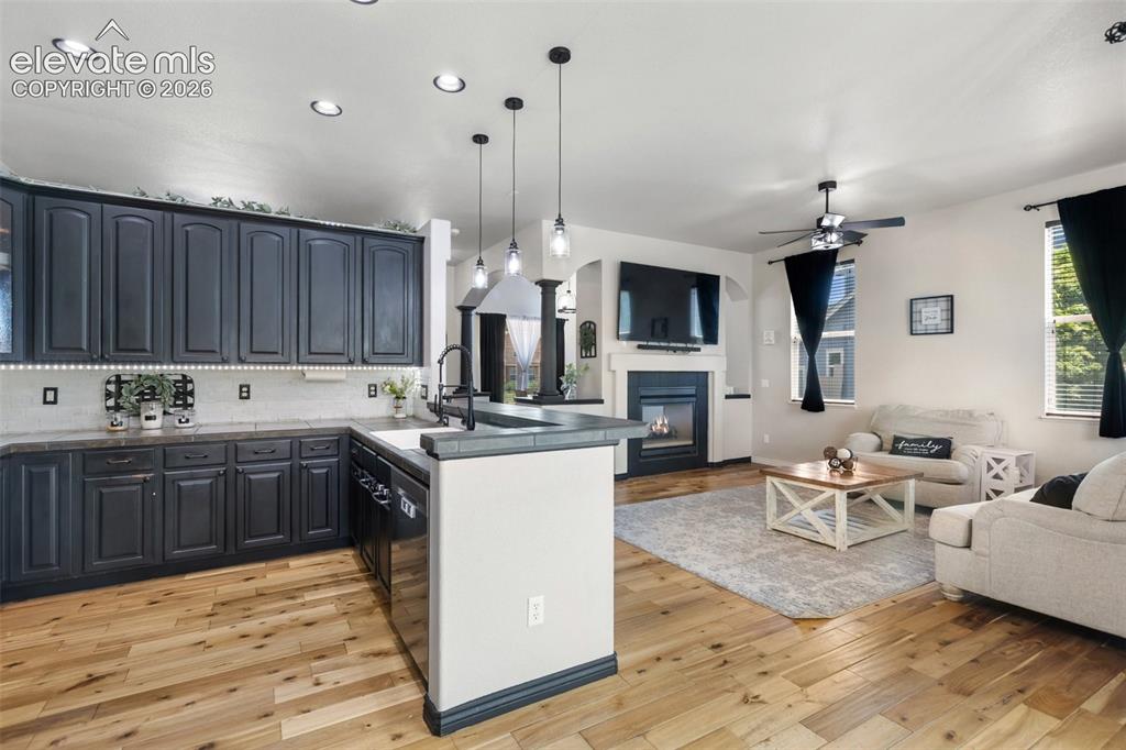 Image 14 of 41: Kitchen