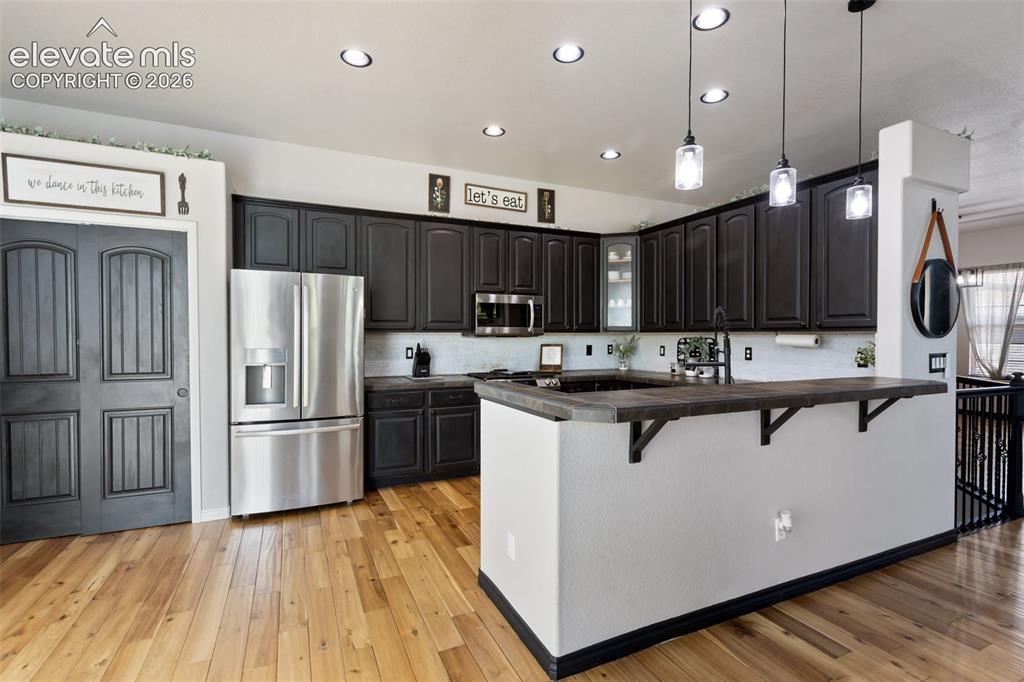 Image 15 of 41: Kitchen