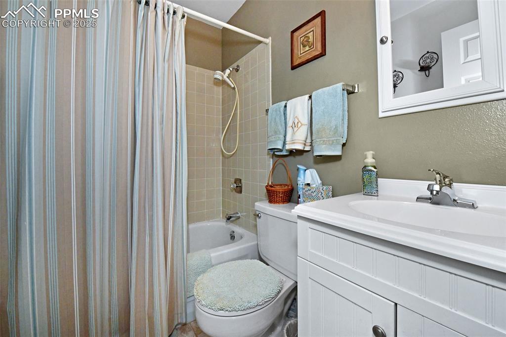 Image 26 of 35: Upper level Bathroom