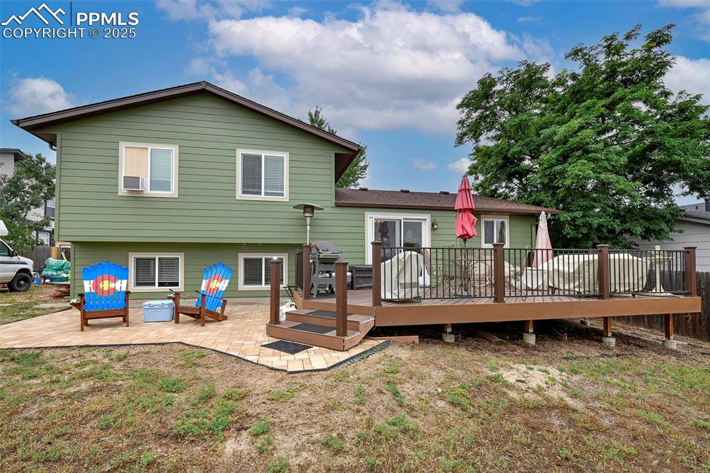 Image 28 of 35: Large 25 x 12 composite deck